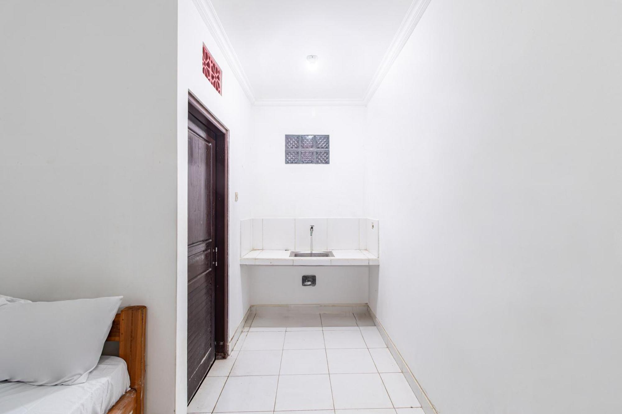 ホテル Oyo Life 93504 Kost Krisna Temukus エクステリア 写真