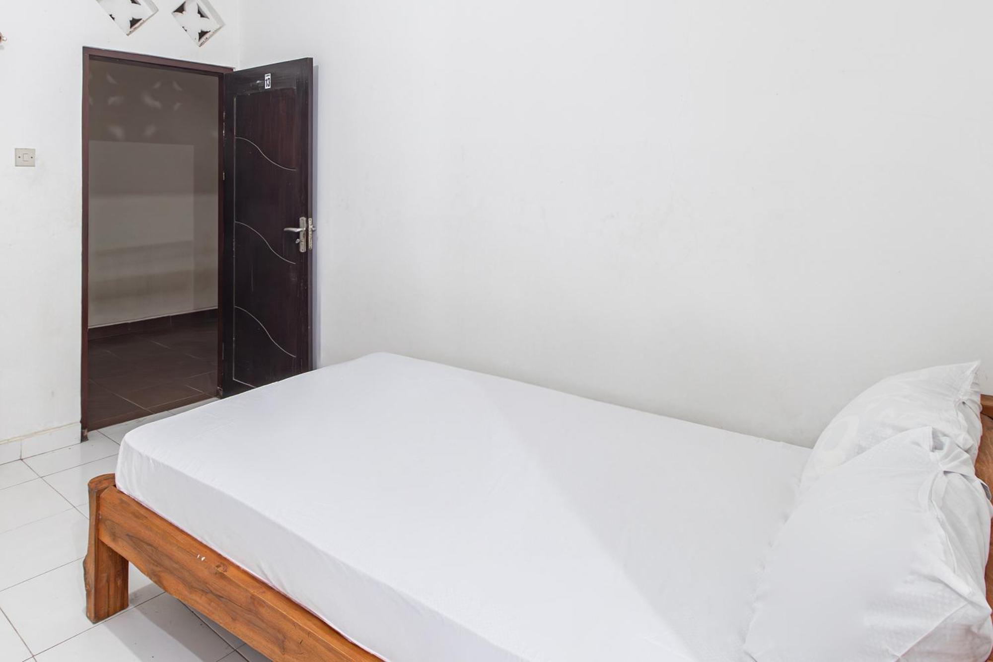ホテル Oyo Life 93504 Kost Krisna Temukus エクステリア 写真