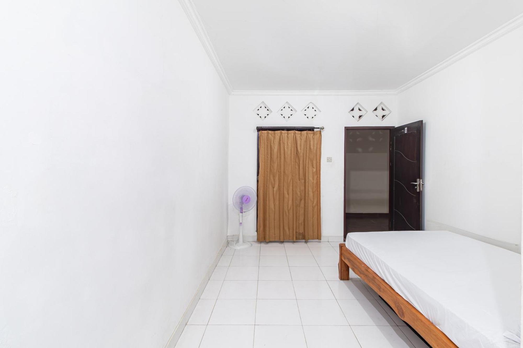 ホテル Oyo Life 93504 Kost Krisna Temukus エクステリア 写真