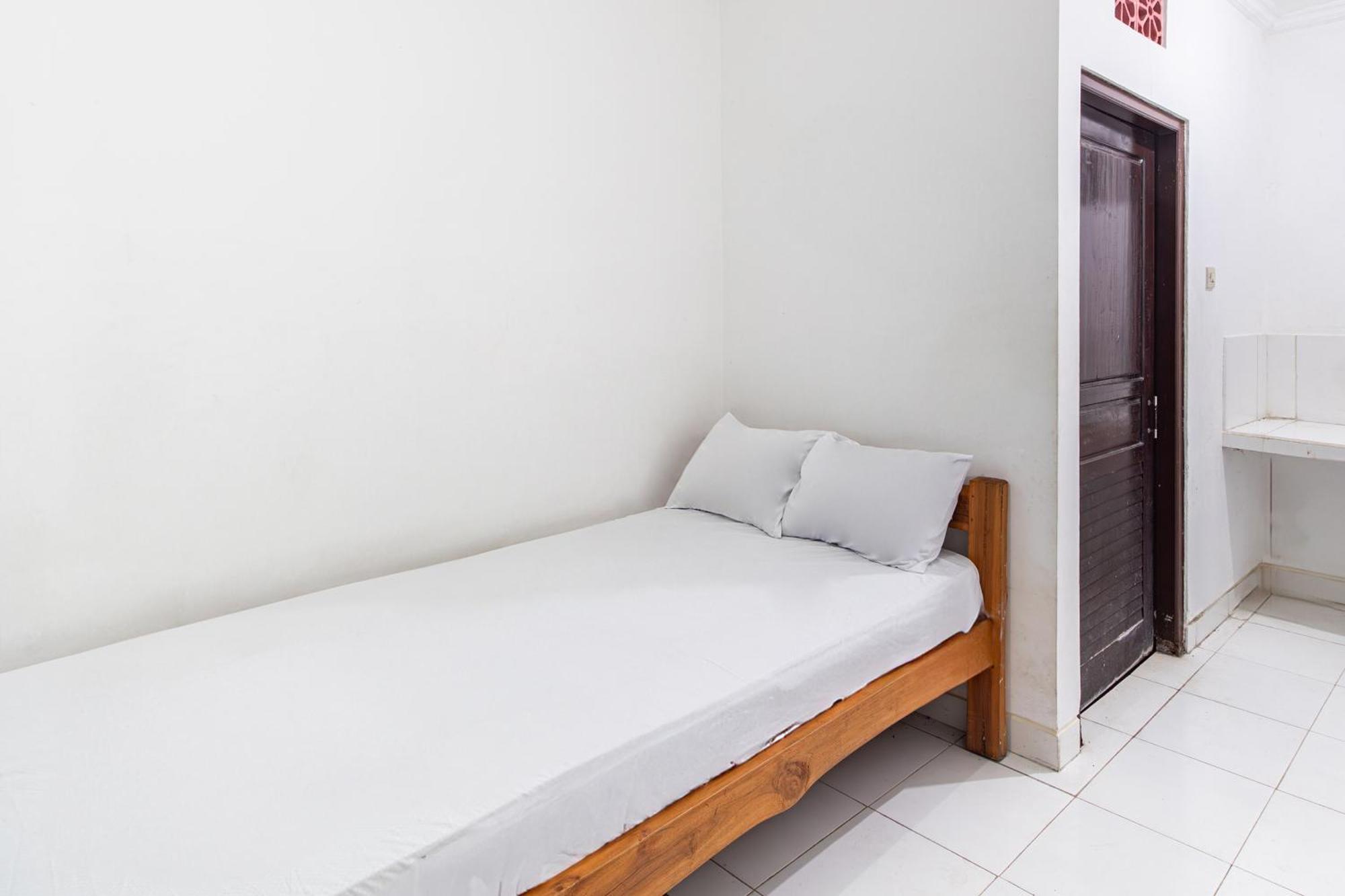 ホテル Oyo Life 93504 Kost Krisna Temukus エクステリア 写真